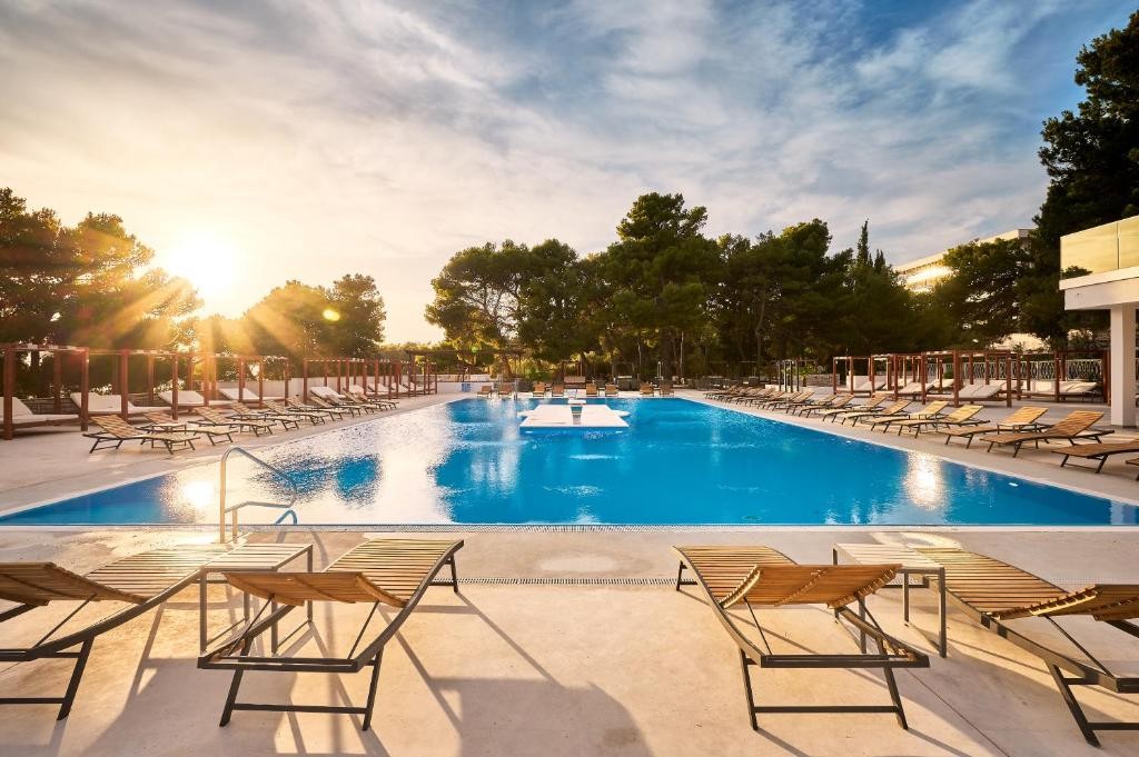 TENGERPARTI ÜDÜLÉS DALMÁCIÁBAN Vodice, ***tengerparti medencés hotel, félpanzió